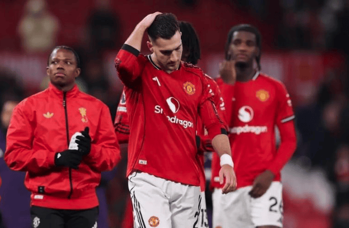 开云登录入口-包含转会期体能课后，曼联遗憾出局备战足总杯，话题不断，赛程密集仍需轮换的词条